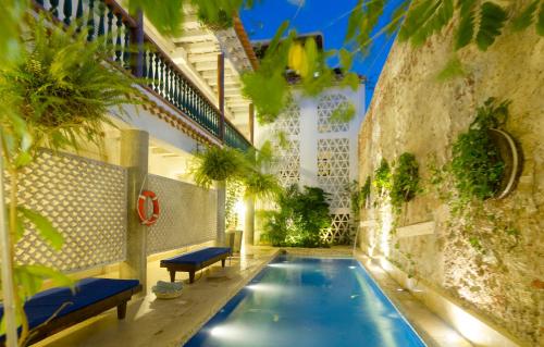 een zwembad op de binnenplaats van een gebouw bij Casa Pizarro Hotel Boutique in Cartagena