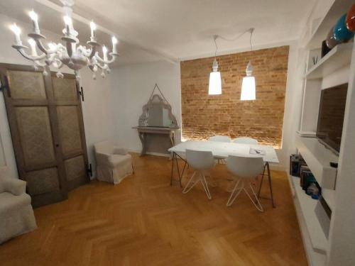 una sala da pranzo con tavolo e sedie bianchi di La Grande Bellezza Deluxe House a Venezia