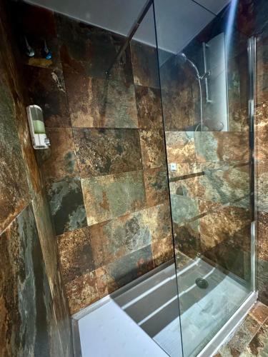Bilik mandi di Alcazar Suites
