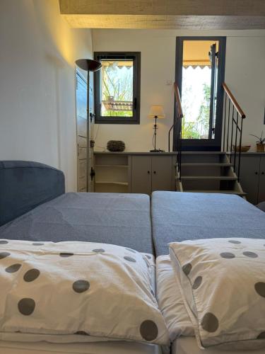 Cette chambre dispose d'un lit et d'un escalier avec fenêtres. dans l'établissement Le Sainte-Victoire - Studio cosy avec sa jolie terrasse - Centre ville historique, à Aix-en-Provence