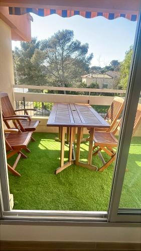 - une table de pique-nique et des chaises sur le balcon dans l'établissement Le Grand Estivale -3 terrasses-100m plage de sable, à Saint-Raphaël