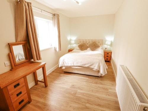 a bedroom with a bed and a window at Willow Cottage in Barrow upon Humber