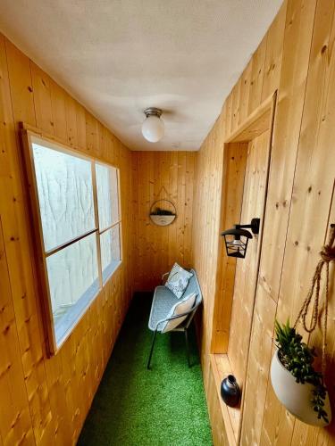 Cette petite chambre comprend une chaise et une fenêtre. dans l'établissement Appartement T2 Centre Ville GS2, à Châteauroux