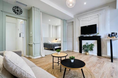 un salon avec un canapé et une cheminée dans l'établissement Appartement Lumineux & Equipé - 3 - Mon Groom, à Troyes