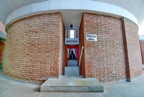 a brick wall with a sign that reads private market at Indo Hokke Hotel in Rājgīr