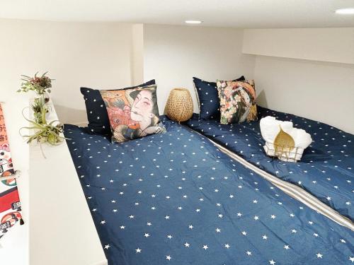 Ένα ή περισσότερα κρεβάτια σε δωμάτιο στο Shin-Koenji loft apartment close to Tokyo Metro14mins to Shinjuku