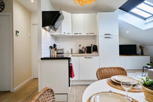 une cuisine et une salle à manger avec une table et des chaises dans l'établissement Appartement Cosy & Equipé - 5 - Mon Groom, à Troyes