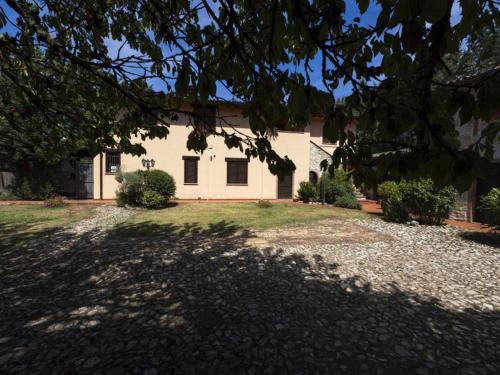 a large white house with a tree in front of it at Antico Borghetto - Casa Vacanze in Norcia