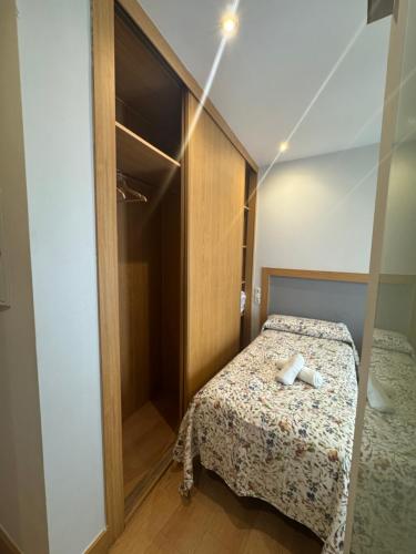 Postel nebo postele na pokoji v ubytování Alcazar Suites