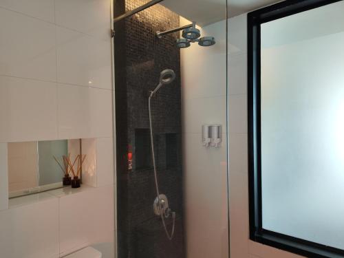 Ένα μπάνιο στο 7 Floor - Pool view Studio room at TBHR near Kata beach