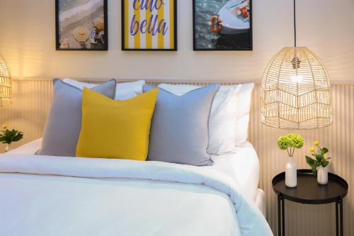 a bedroom with a bed with blue and yellow pillows at Magnolia Inn in Panama City