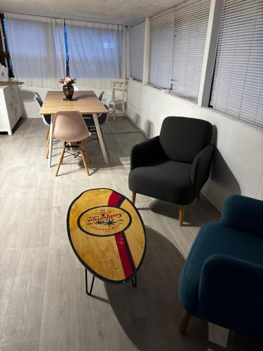 锡富尔勒普拉日Au paradis的带桌子和椅子的客厅