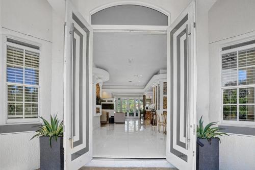 Φωτογραφία από το άλμπουμ του Luxurious Estate 8BR w Heated POOL & GAMEROOM - 24 Guests σε Davie