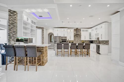 Φωτογραφία από το άλμπουμ του Luxurious Estate 8BR w Heated POOL & GAMEROOM - 24 Guests σε Davie
