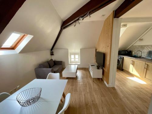 Il comprend un salon avec une table blanche et une cuisine. dans l'établissement Appartement T2 Centre Ville GS3, à Châteauroux