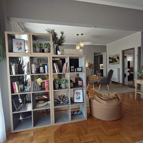 Knihovna v apartmánu