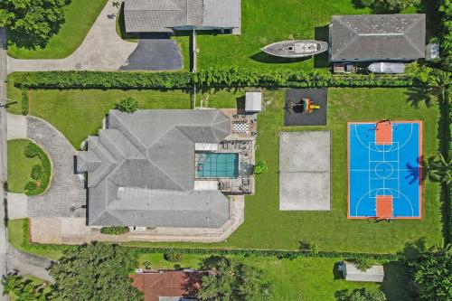 Φωτογραφία από το άλμπουμ του Luxurious Estate 8BR w Heated POOL & GAMEROOM - 24 Guests σε Davie
