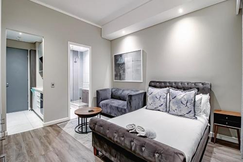 Giường trong phòng chung tại Penthouse and Apartment at The Capital Triology Menlyn Maine