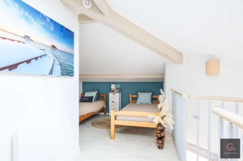- une chambre avec un lit et un escalier dans une maison dans l'établissement Biscarrosse Plage Maison avec piscine collective à 100m des plages pour 6 personnes, à Biscarrosse