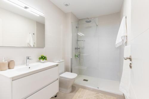 エステポナにあるCélere Sea Views Ocean View Stayのトイレとシャワー付きの白いバスルーム