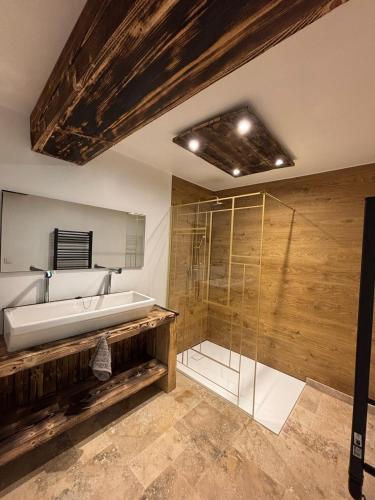 a bathroom with a tub and a glass shower at Chez Duch' in Mably
