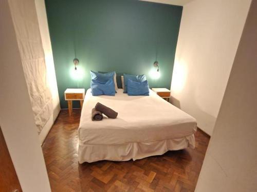a bedroom with a large bed with blue pillows at Departamento Primi in Mendoza