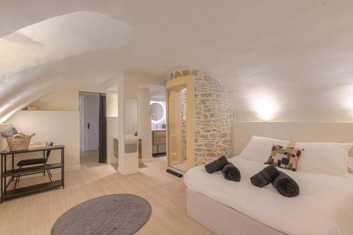 un salon avec un canapé blanc et une table dans l'établissement Le Cocon du Papillon Bleu I 2 suites parentales avec terrasse en plein coeur de Lyon I Parking inclus, à Lyon