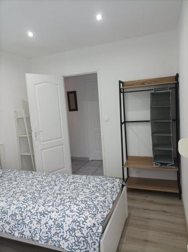 a small bedroom with a bed and a closet at Maison individuelle Rosières-en-Santerre in Rosières-en-Santerre
