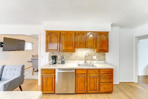 Kuchyň nebo kuchyňský kout v ubytování 13 Mi to Downtown Detroit Bright Home