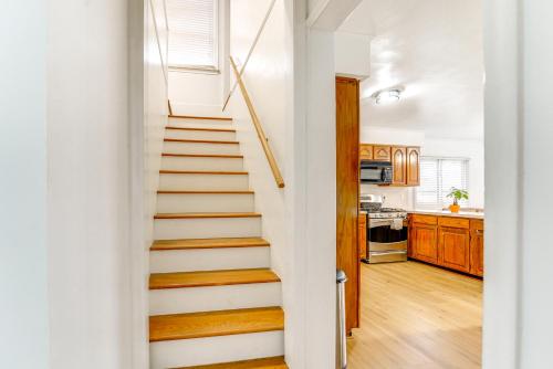 Kuchyň nebo kuchyňský kout v ubytování 13 Mi to Downtown Detroit Bright Home