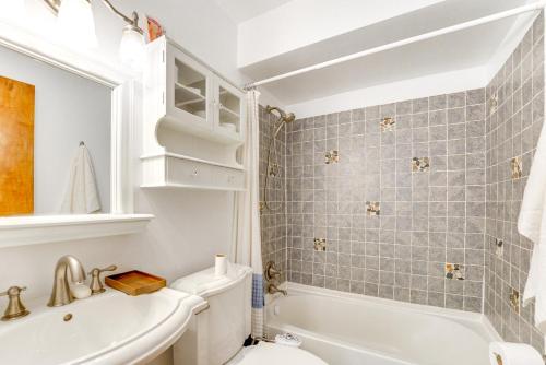Bilik mandi di 13 Mi to Downtown Detroit Bright Home