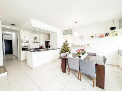 una cucina e una sala da pranzo con tavolo e sedie di Penthouse w/ Terrace, Grill & City Views a Monterrey