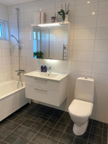 Et badeværelse på Holiday home Båstad, 8 beds
