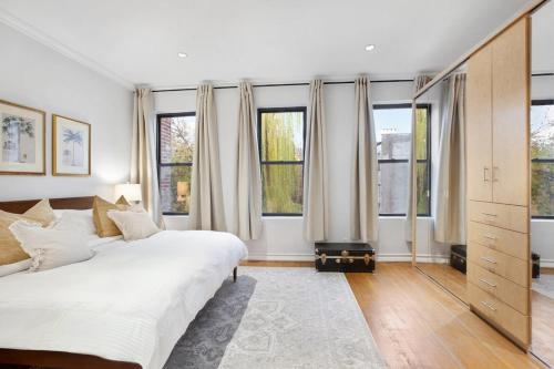 Katil atau katil-katil dalam bilik di Luxury Oasis in Manhattan