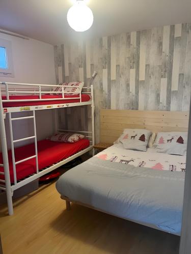 - une chambre avec deux lits superposés et un lit rouge dans l'établissement Les Ratiers, à Orcières