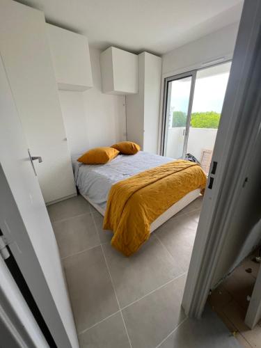 une chambre avec un lit et une grande fenêtre dans l'établissement Superbe Terrasse ROOFTOP Vue Mer, à La Grande Motte