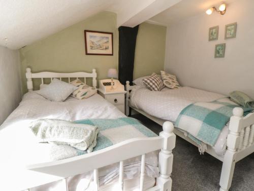 two white beds in a room with at Wren's Nest in Thirsk