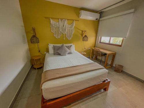 Postel nebo postele na pokoji v ubytování Viajero Huacachina Hostel