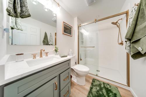 une salle de bain avec un lavabo, des toilettes et une douche dans l'établissement Walk to Lake Pet-Friendly Cottage in Jamestown!, à Hartstown