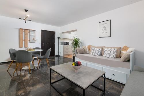 Elli City Apartment