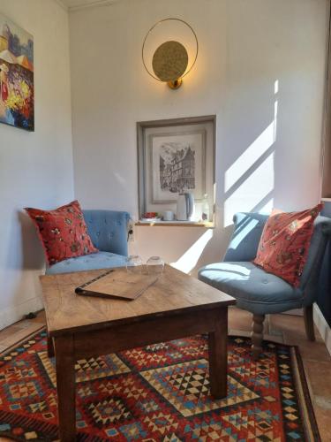 a living room with a coffee table and a couch at Le Relais Des Dalles - Hôtel & Restaurant in Sassetot-le-Mauconduit