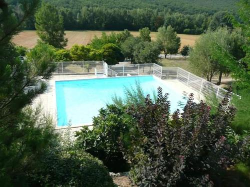 - une vue sur la grande piscine bleue dans l'établissement Gîte cosy avec terrasse pour 4 pers, proche lac d'Esparron - FR-1-822-14, à Saint-Martin-de-Brômes