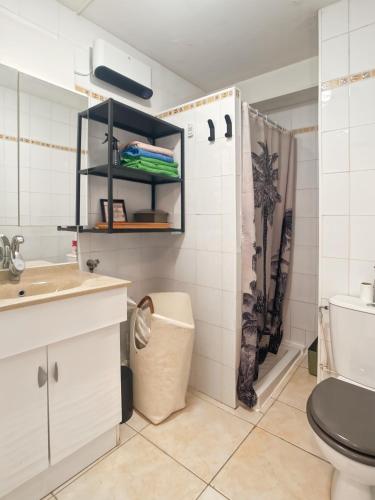 une salle de bain avec toilettes et douche dans l'établissement Carnon vue Port, à Mauguio