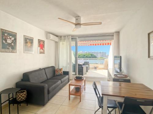 ein Wohnzimmer mit Sofa und Tisch in der Unterkunft Carnon vue Port in Mauguio
