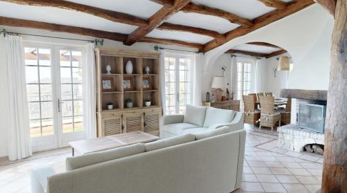 un salon avec un canapé et une télévision dans l'établissement Villa Eden - Provençal Charm, Stunning Views, 10 mins from Monaco, à Èze
