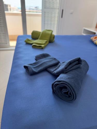 Una mesa azul con dos toallas encima. en CA AMARELA WI-FI FREE Sal Rei Boa Vista, en Sal Rei