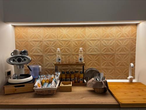 uma cozinha com um balcão com uma parede com um balcão em TOP LUXURY Inn em Taranto