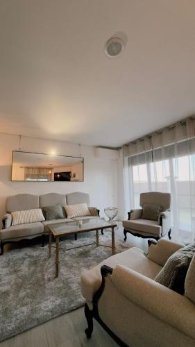 a living room with couches and a coffee table at LOS PADEL Casa e Estúdio-Vitorino de Piães in Vitorino dos Piães