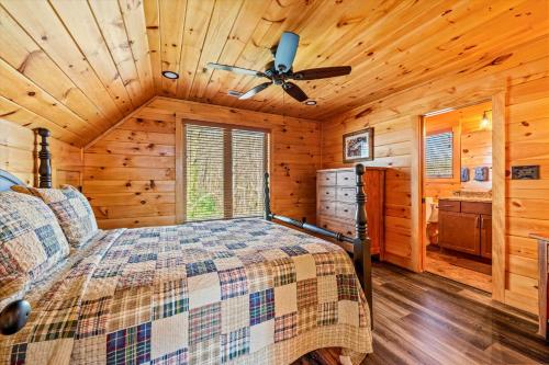Ένα ή περισσότερα κρεβάτια σε δωμάτιο στο Escape to the Smokies, At Park's Edge