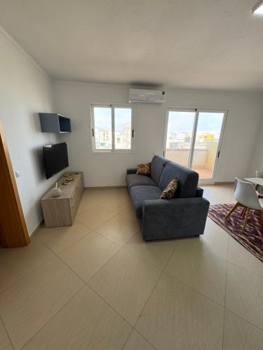 Una televisión o centro de entretenimiento en CA AMARELA WI-FI FREE Sal Rei Boa Vista